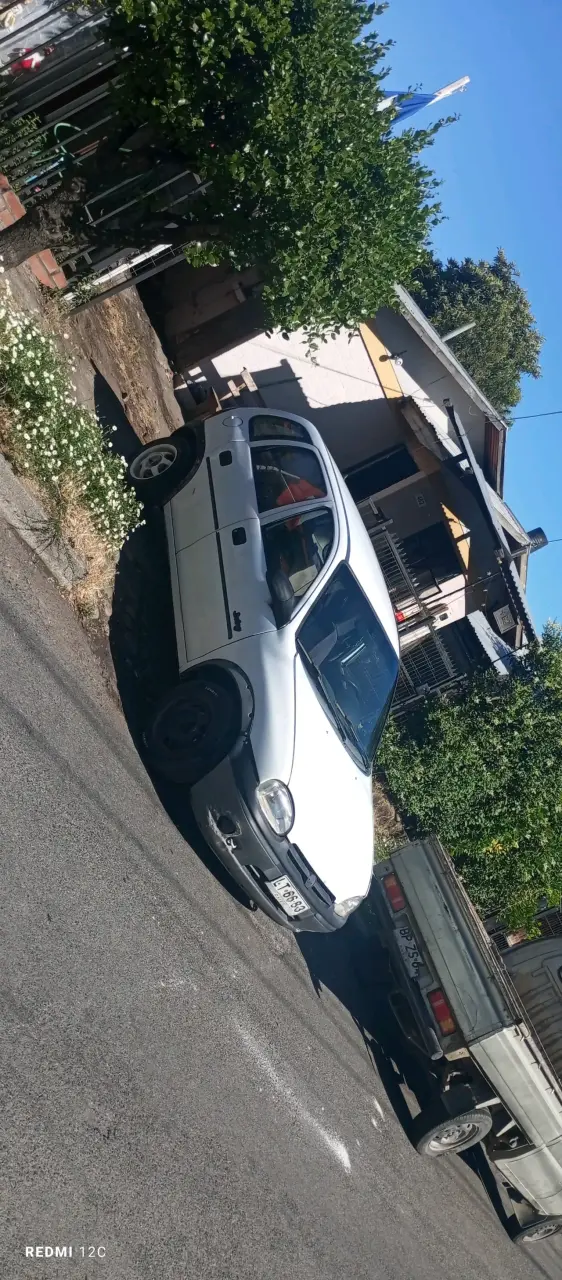 Auto blanco compacto usado - 1