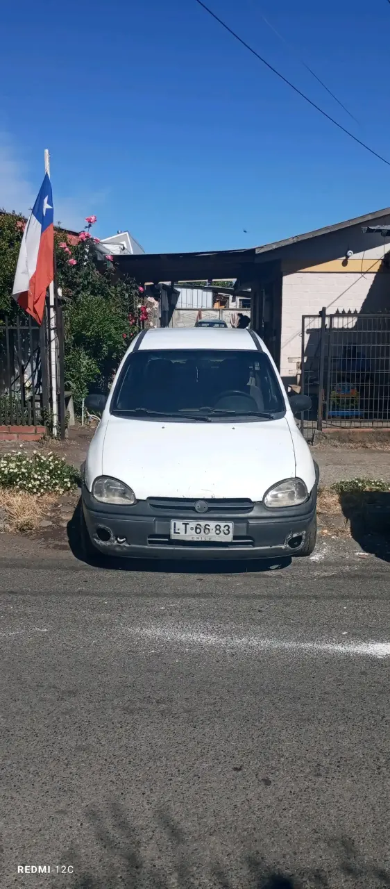 Auto blanco compacto usado - 2