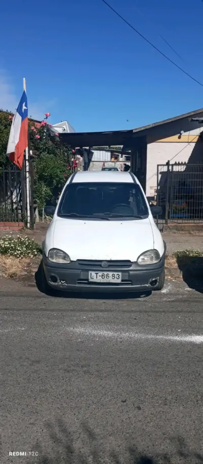 Auto blanco compacto usado - miniatura 2