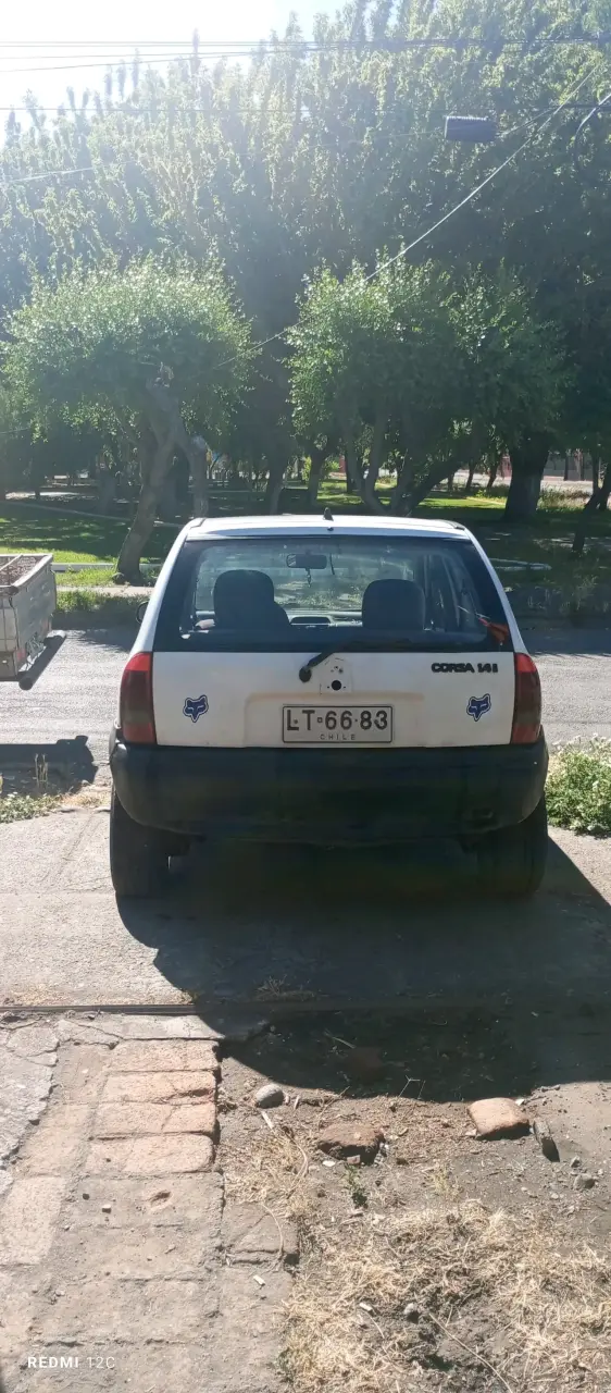 Auto blanco compacto usado - 3
