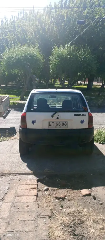 Auto blanco compacto usado - miniatura 3