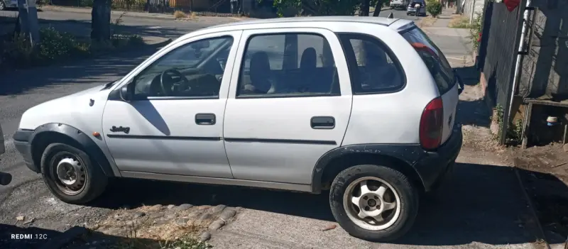 Auto blanco compacto usado - 4