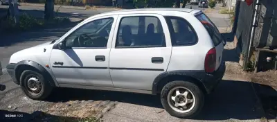 Auto blanco compacto usado - miniatura 4