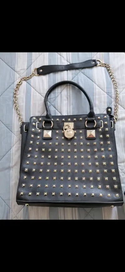 Cartera negra con tachas doradas - miniatura 1