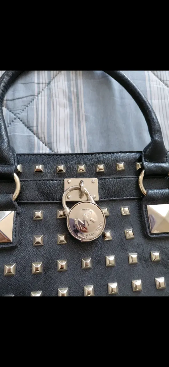Cartera negra con tachas doradas - 2