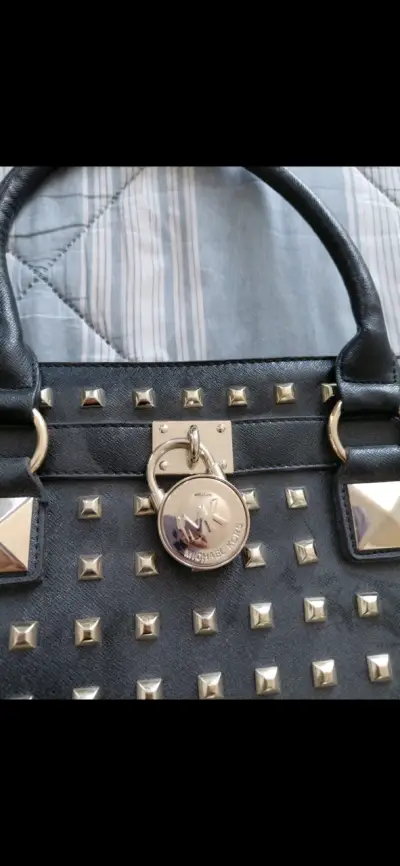 Cartera negra con tachas doradas - miniatura 2