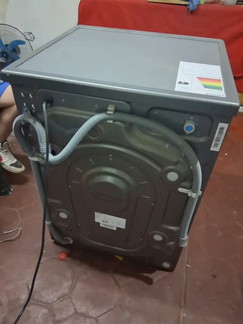 Lavadora secadora Hisense 10 kg usada - 2