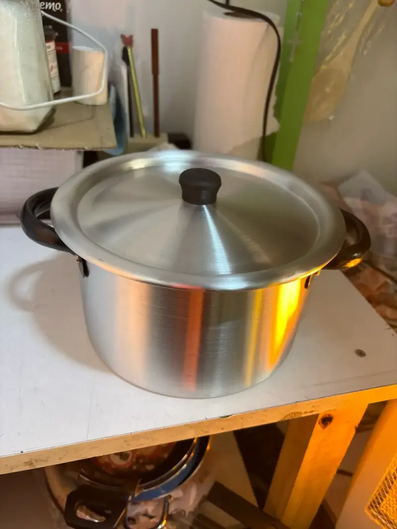 Olla de aluminio con tapa #18 - 1