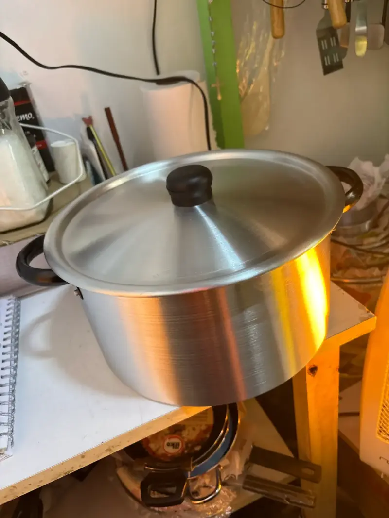 Olla grande de aluminio con tapa #26 - 1