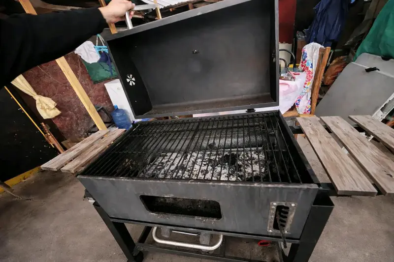 Parrilla de carbón metálica negra - 2