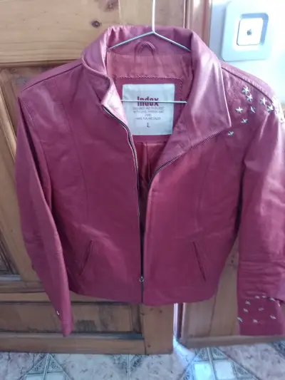Chaqueta roja con tachas tipo motociclista - miniatura 1