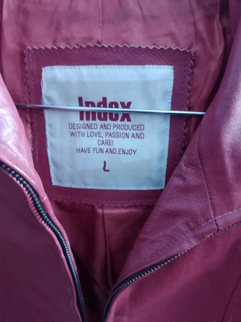 Chaqueta roja con tachas tipo motociclista - 2