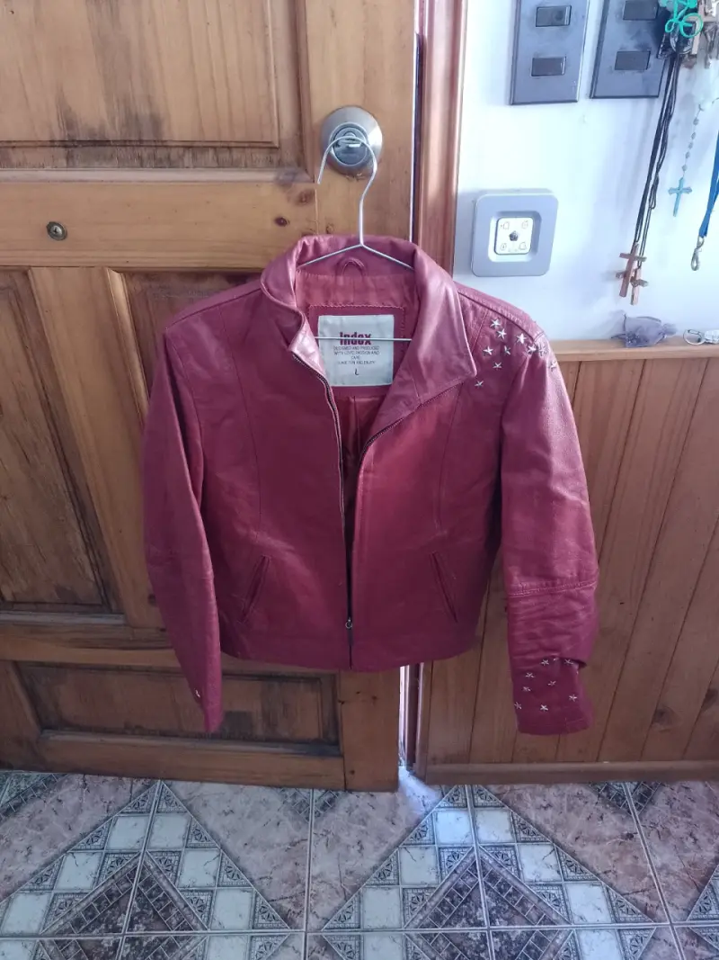 Chaqueta roja con tachas tipo motociclista - 3