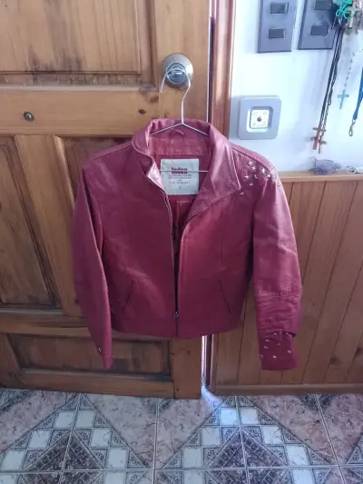 Chaqueta roja con tachas tipo motociclista - miniatura 3