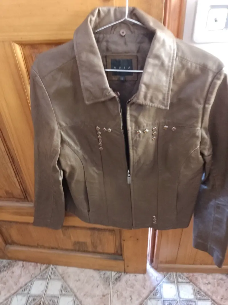 Chaqueta cuero beige con detalles metálicos - 1