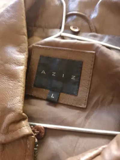 Chaqueta cuero beige con detalles metálicos - miniatura 2