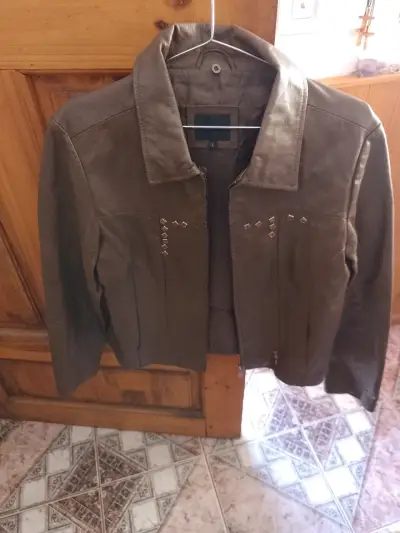Chaqueta cuero beige con detalles metálicos - miniatura 3