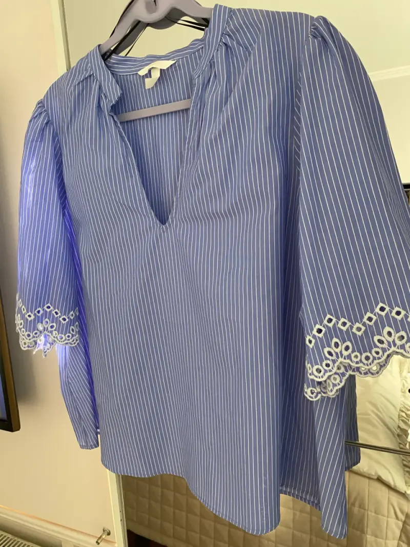 Blusa azul con encaje - 1