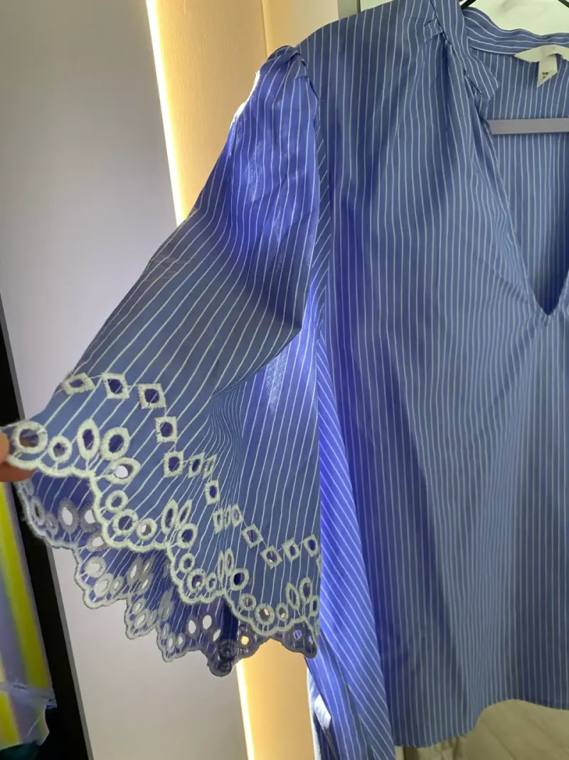 Blusa azul con encaje - 2