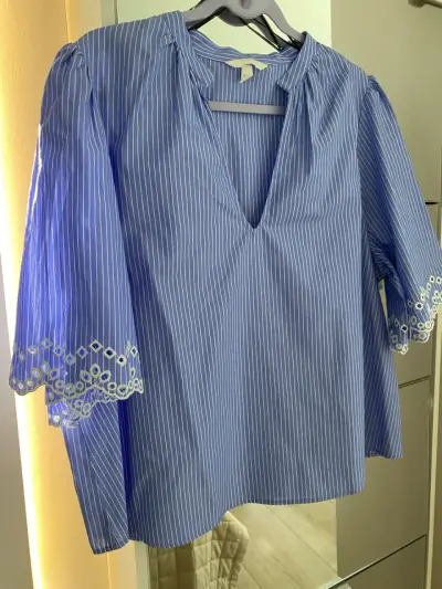 Blusa azul con encaje - miniatura 3