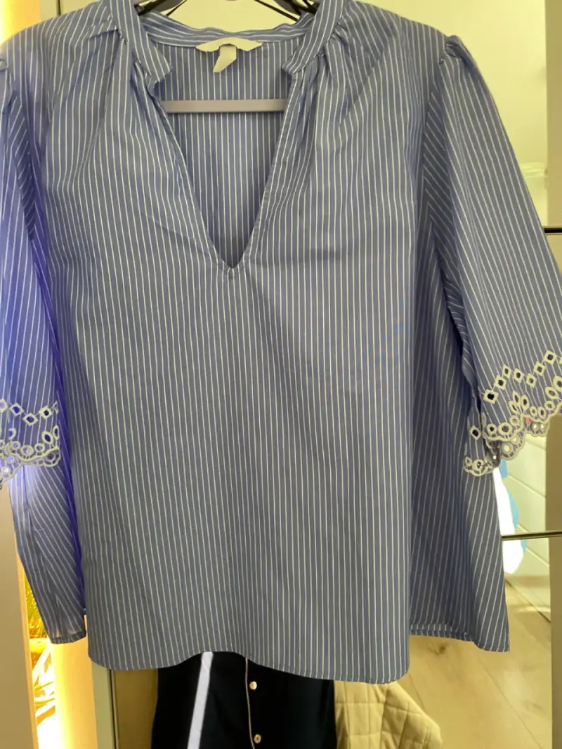 Blusa azul con encaje - 4
