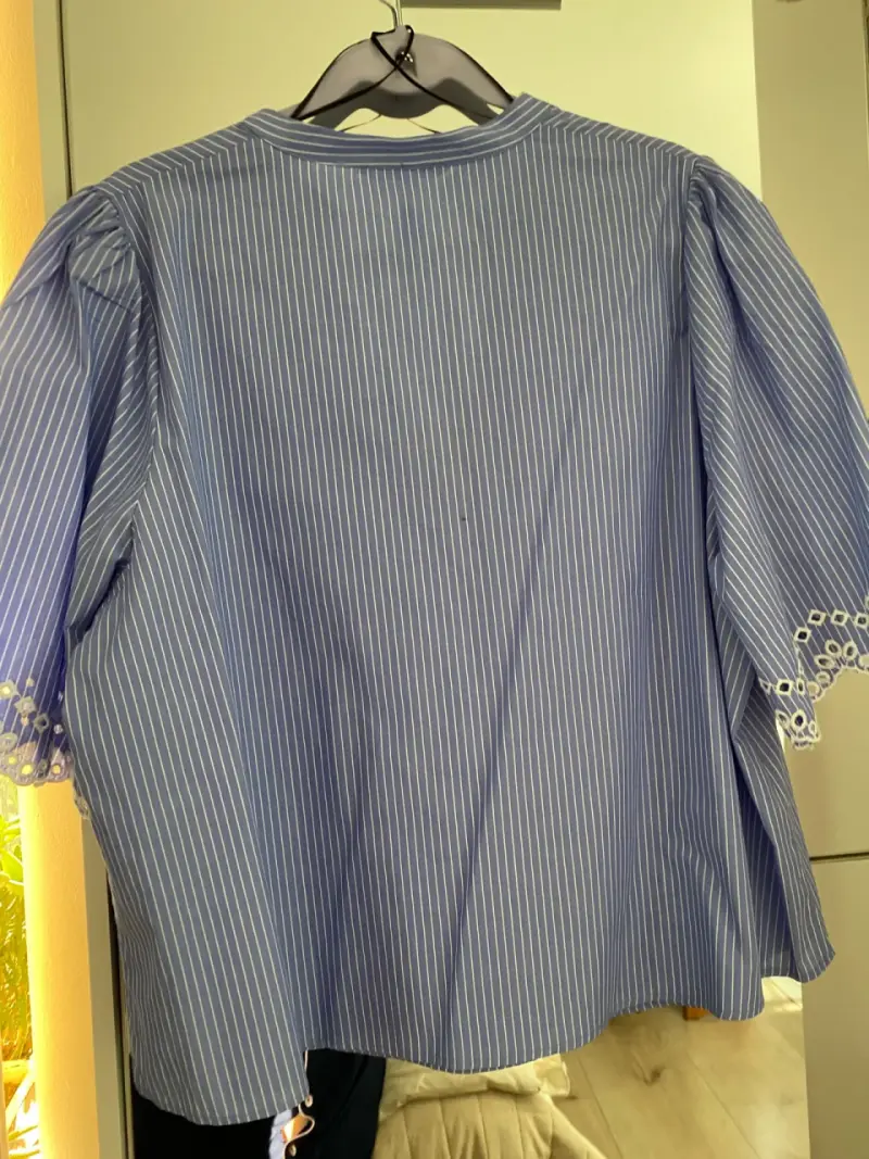 Blusa azul con encaje - 5