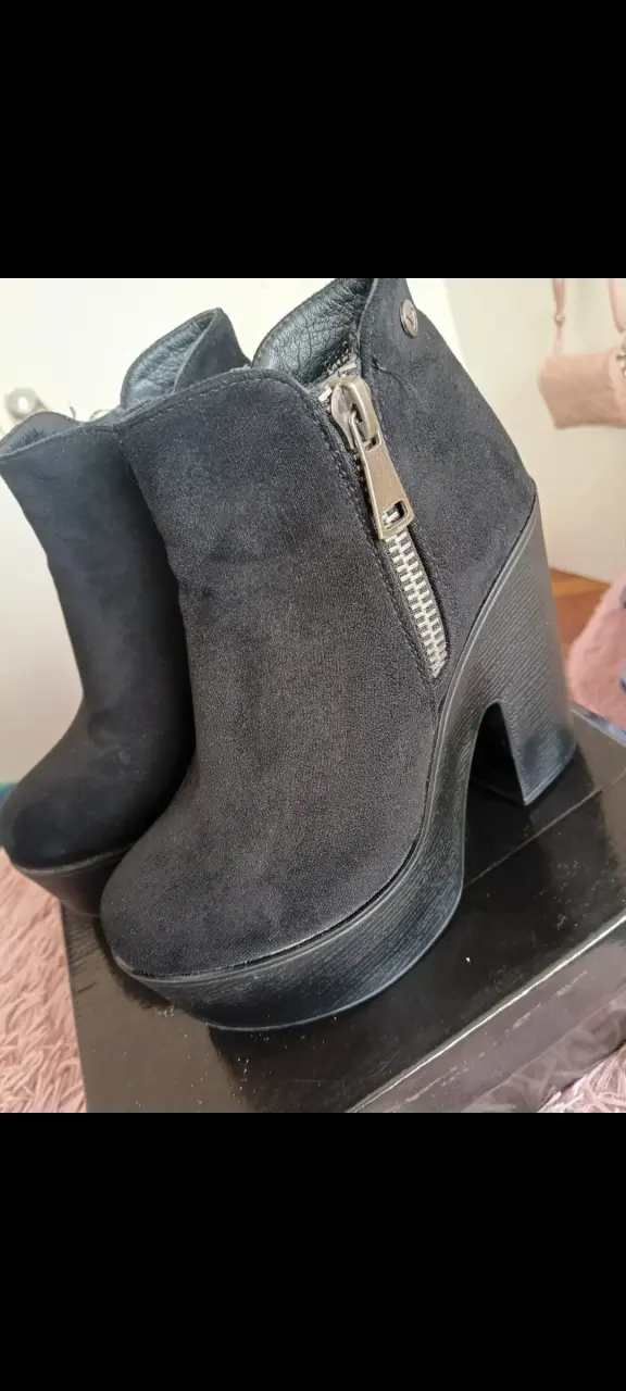 Botines negros con tacón alto