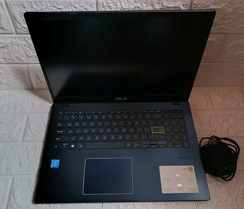 Notebook ASUS con cargador - 1