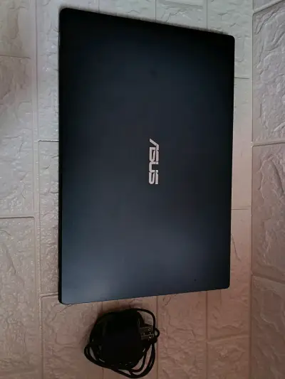Notebook ASUS con cargador - miniatura 2