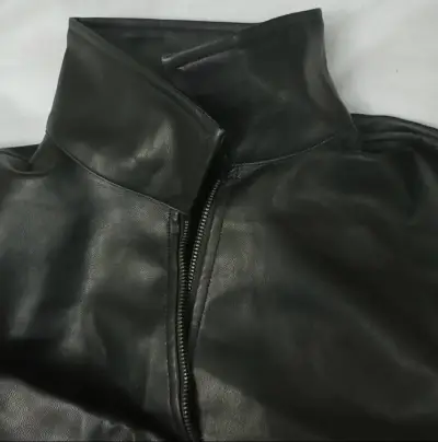 Chaqueta de cuero negra - miniatura 2