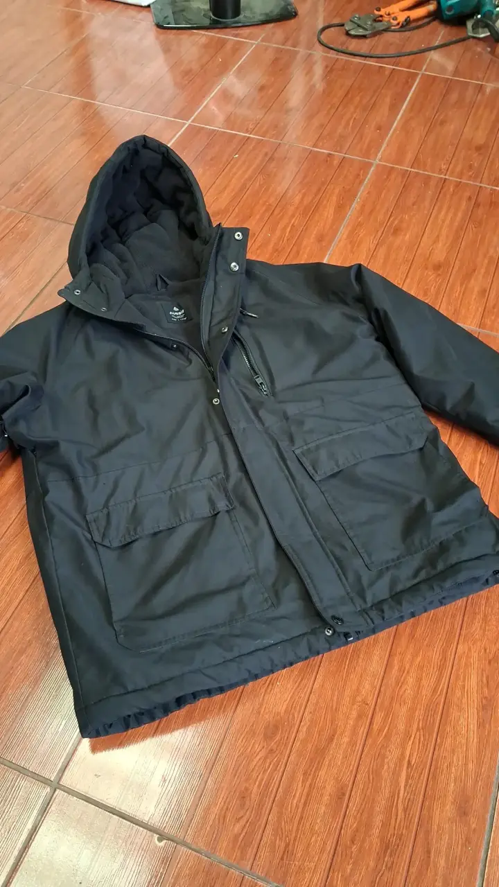 Chaqueta negra con capucha - 1