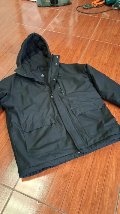 Chaqueta negra con capucha - miniatura 1