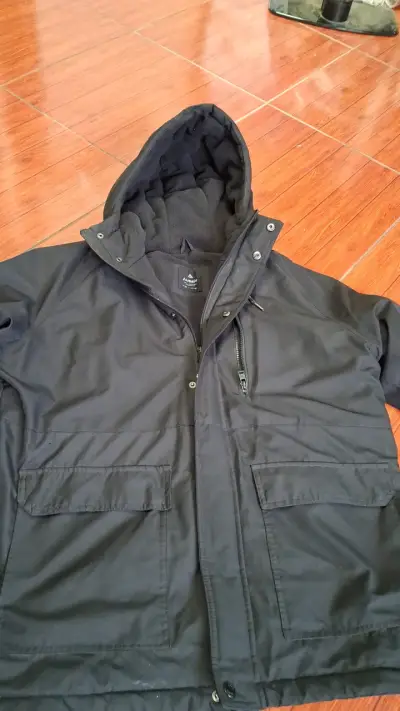 Chaqueta negra con capucha - miniatura 3
