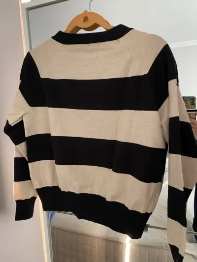 Suéter a rayas negro y beige - miniatura 3