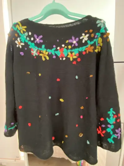 Suéter negro con bordado floral - miniatura 1