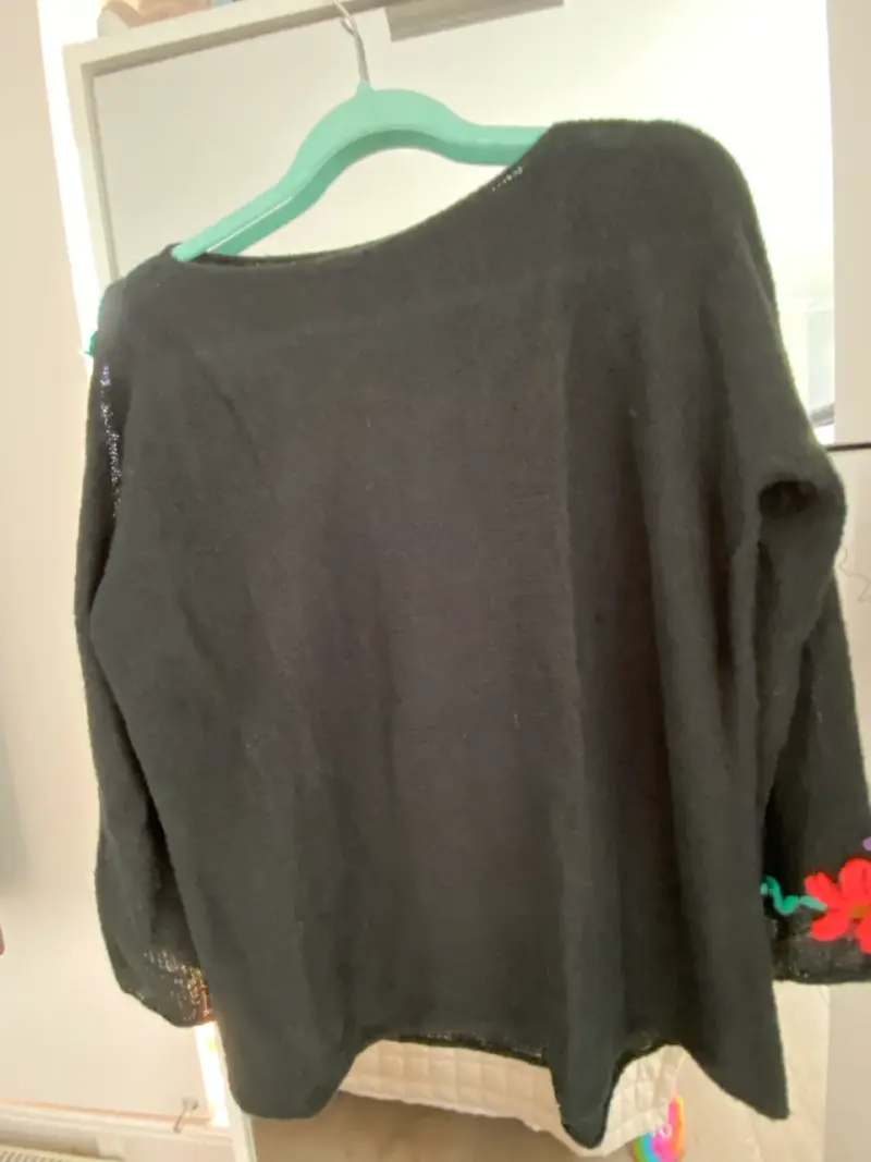 Suéter negro con bordado floral - 2