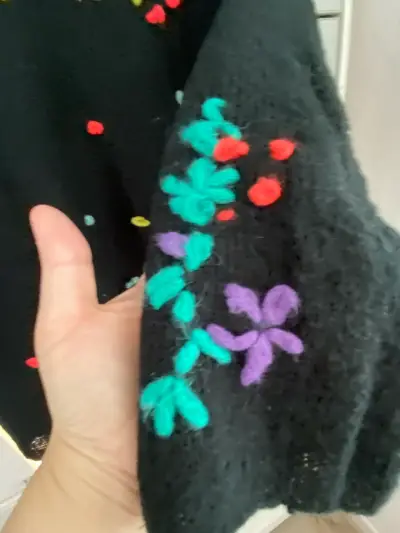 Suéter negro con bordado floral - miniatura 3