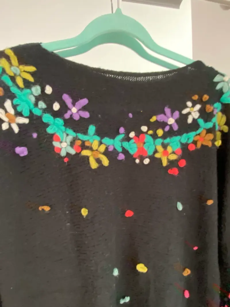 Suéter negro con bordado floral - 4