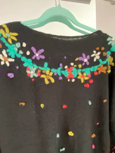 Suéter negro con bordado floral - miniatura 4