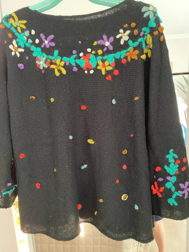 Suéter negro con bordado floral - 5