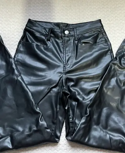 Pantalones de cuero negros - miniatura 1