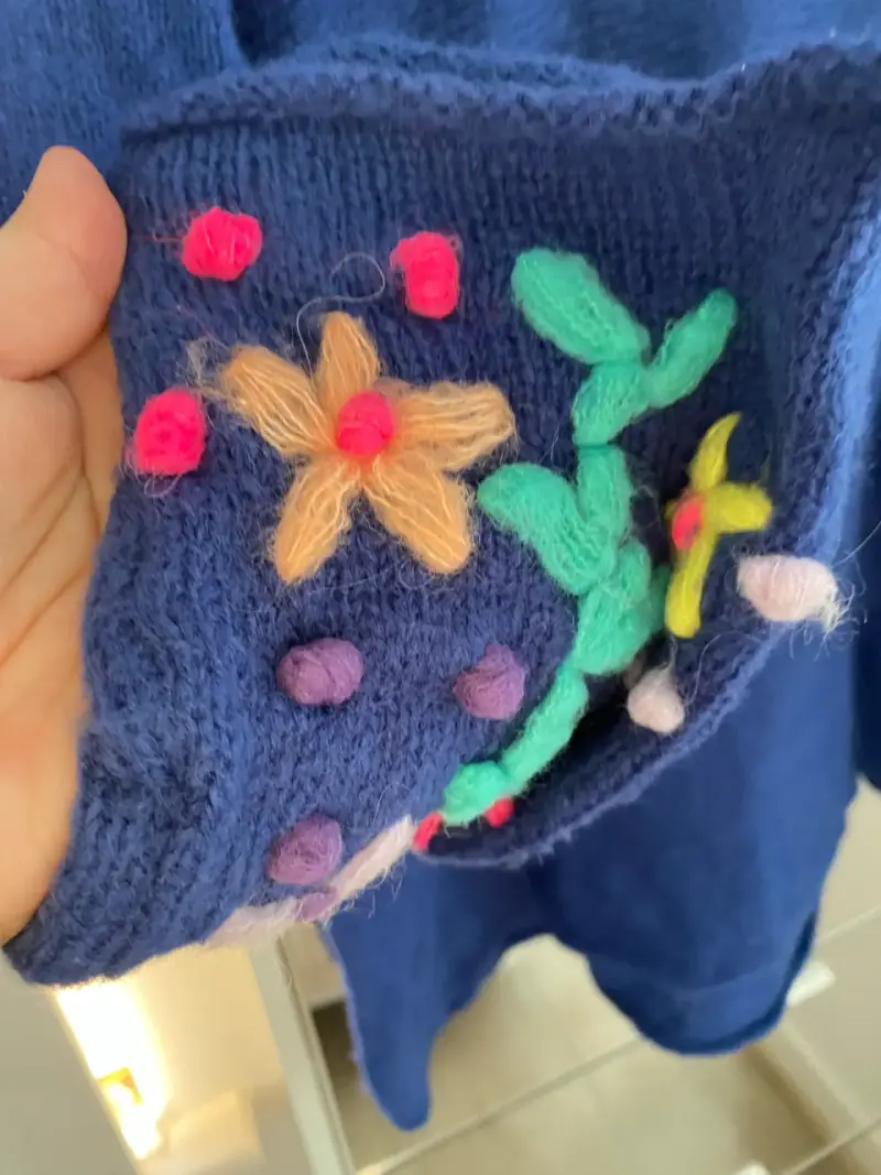 Suéter azul con flores bordadas - 2