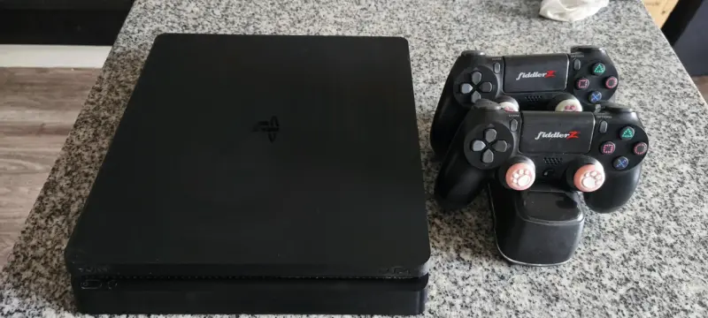 Consola PlayStation 4 con 2 mandos - 1