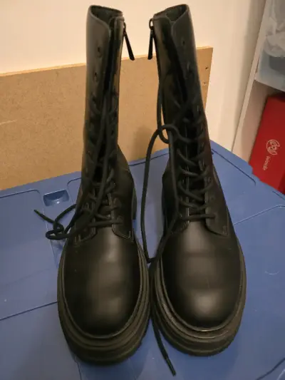 Botas negras con cierre - miniatura 1