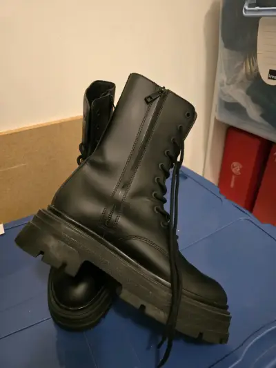 Botas negras con cierre - miniatura 2