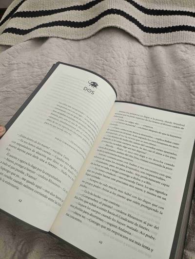 Libro 'Alas de Ónix' tapa blanda de Rebecca Yarros - miniatura 3