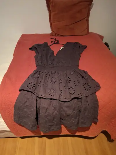 Vestido morado con diseño floral - miniatura 1