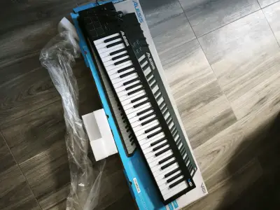 Teclado MIDI Alesis V61 en caja - miniatura 1