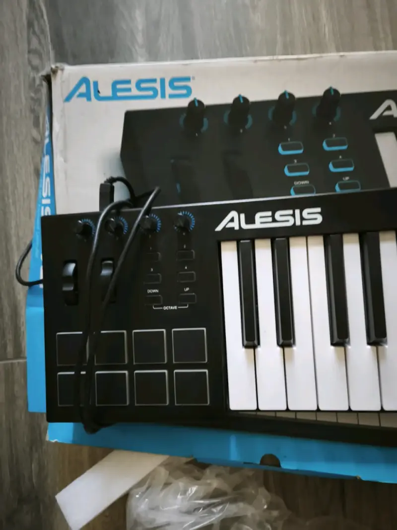 Teclado MIDI Alesis V61 en caja - 2