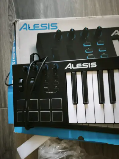 Teclado MIDI Alesis V61 en caja - miniatura 2
